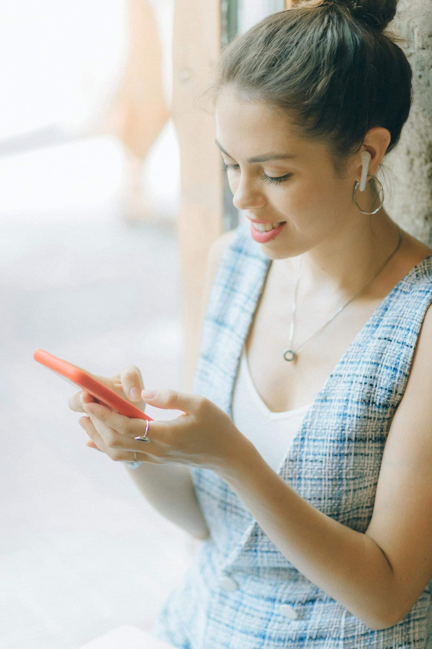 Femme souriante, regardant son téléphone